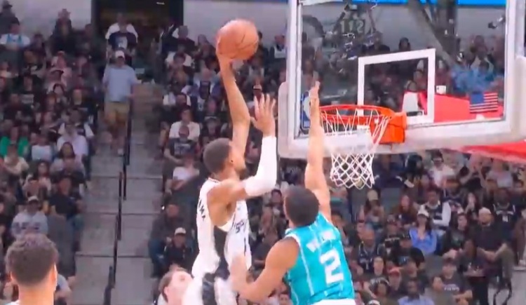 kaiyun-我只是微微一笑~文班亚马单打格威 转身蹦起左手单臂隔扣很轻松！